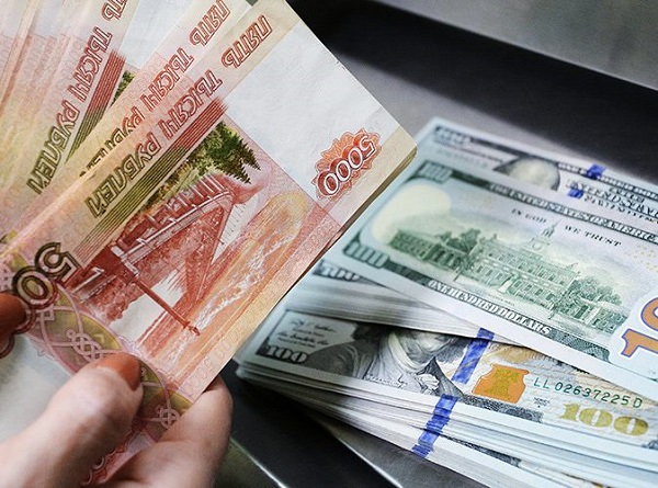 Россияне массово обналичивают вклады в валюте. 26645.jpeg