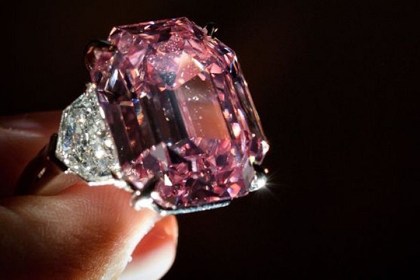 С молотка Christie's ушел розовый бриллиант за 50 млн долларов. 26693.jpeg
