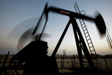 Цены на нефть растут, а ее запасы в США снижаются