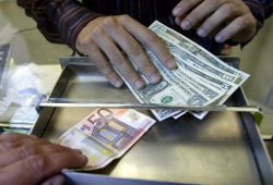Доллар растет к евро, на опасениях долгового кризиса в Европе