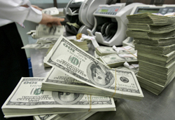Доллар упал ниже 56 рублей