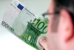 Евро преодолел планку выше 42 рублей впервые с ноября-2010