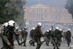 Парламент Греции примет бюджет с рекордным дефицитом