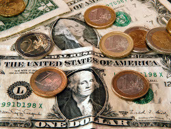 Доллар и евро начали день коррекцией позиций