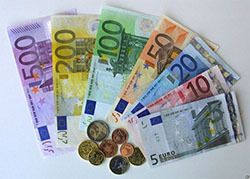 Евро спустился до минимума 2003 года