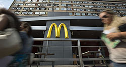 Выручка  McDonald s в России снизилась в 2014 году