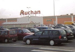 Auchan  проглотит  гипермаркеты Real