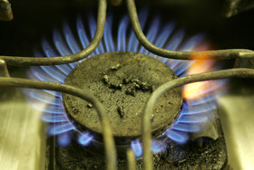 ОП предлагает не отключать газ должникам в холодное время года
