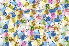 Курс евро впервые за 12 месяцев вырос до 75 рублей