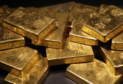 Цена на золото откатилась вниз после бурного роста