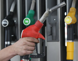 Цены на бензин снижаются, а на авиатопливо растут