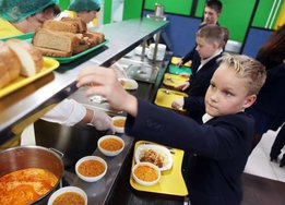 Учеников начальных классов обеспечат бесплатными обедами