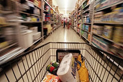 Росстат отмечает снижение цен на бытовые товары и продукты